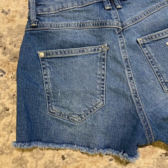 Guess Los Angeles Distressed Shorts - Picture 4 of 8